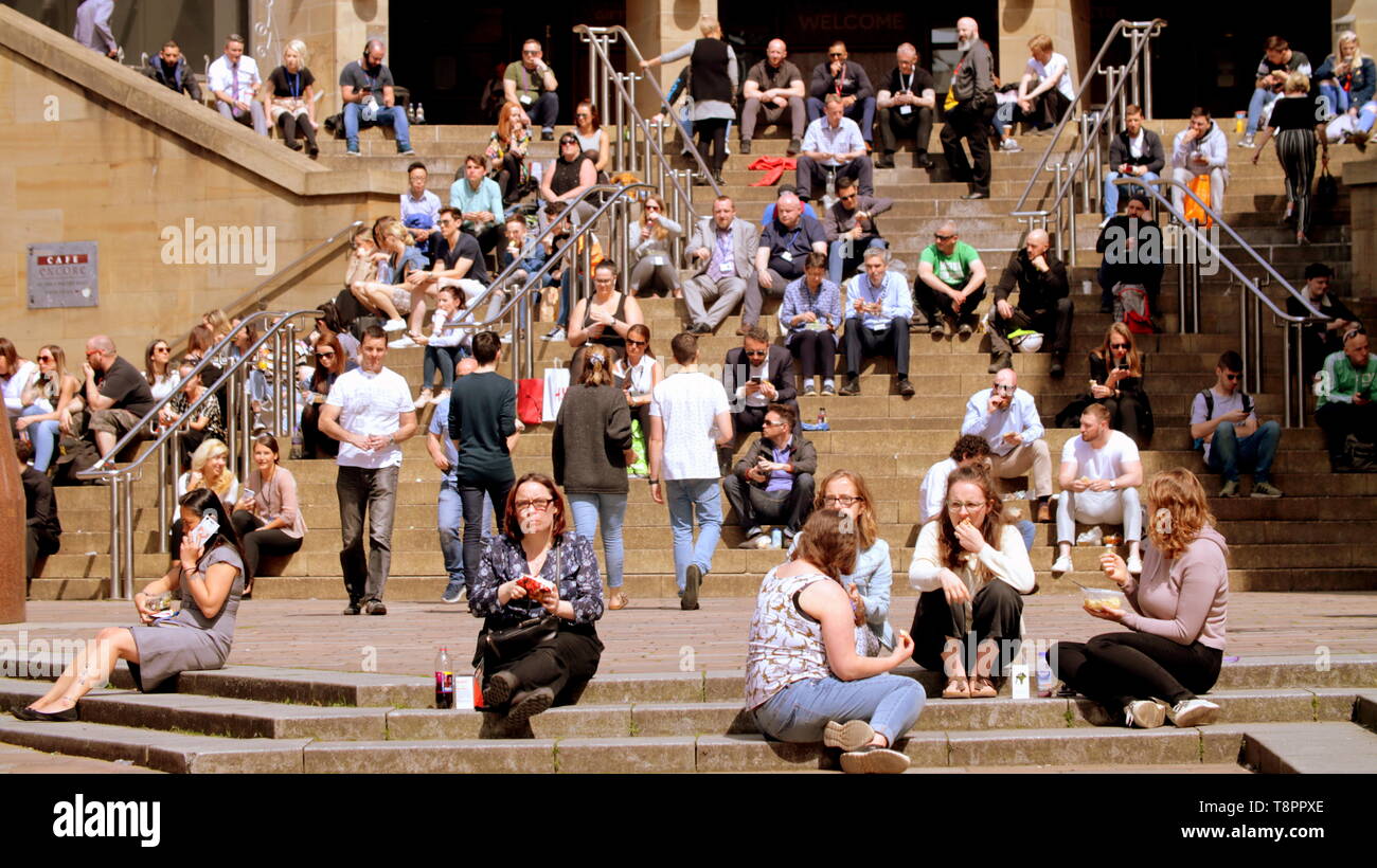 Glasgow, Scotland, Regno Unito, 14 maggio 2019, UK Meteo. Sunny scorcher di una giornata in centro per la gente del posto e i turisti come le colleghe che il pranzo farlo sui passi .del Royal Concert Hall. Credito traghetto Gerard/Alamy Live News Foto Stock