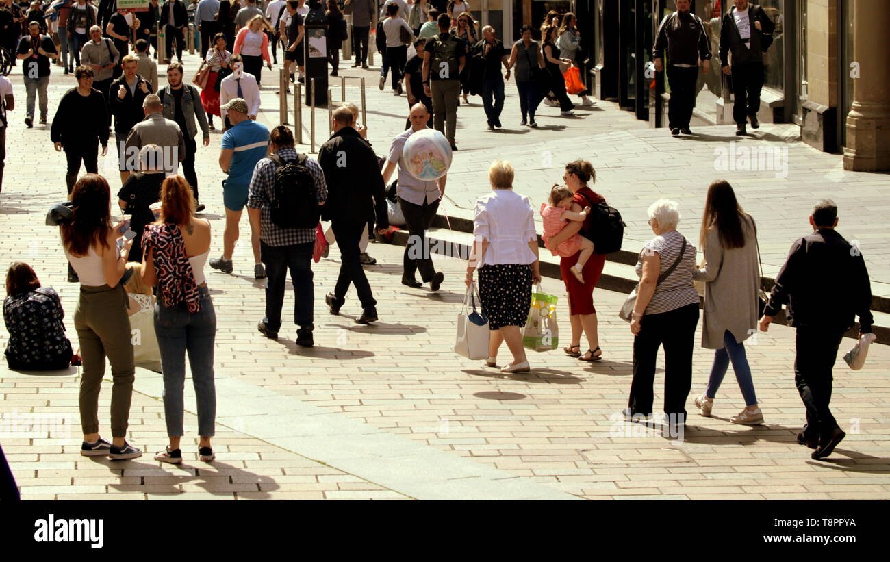 Glasgow, Scotland, Regno Unito, 14 maggio 2019, UK Meteo. Sunny scorcher di una giornata in centro per la gente del posto e i turisti in quanto essi a piedi e un negozio in Buchanan Street. Credito traghetto Gerard/Alamy Live News Foto Stock