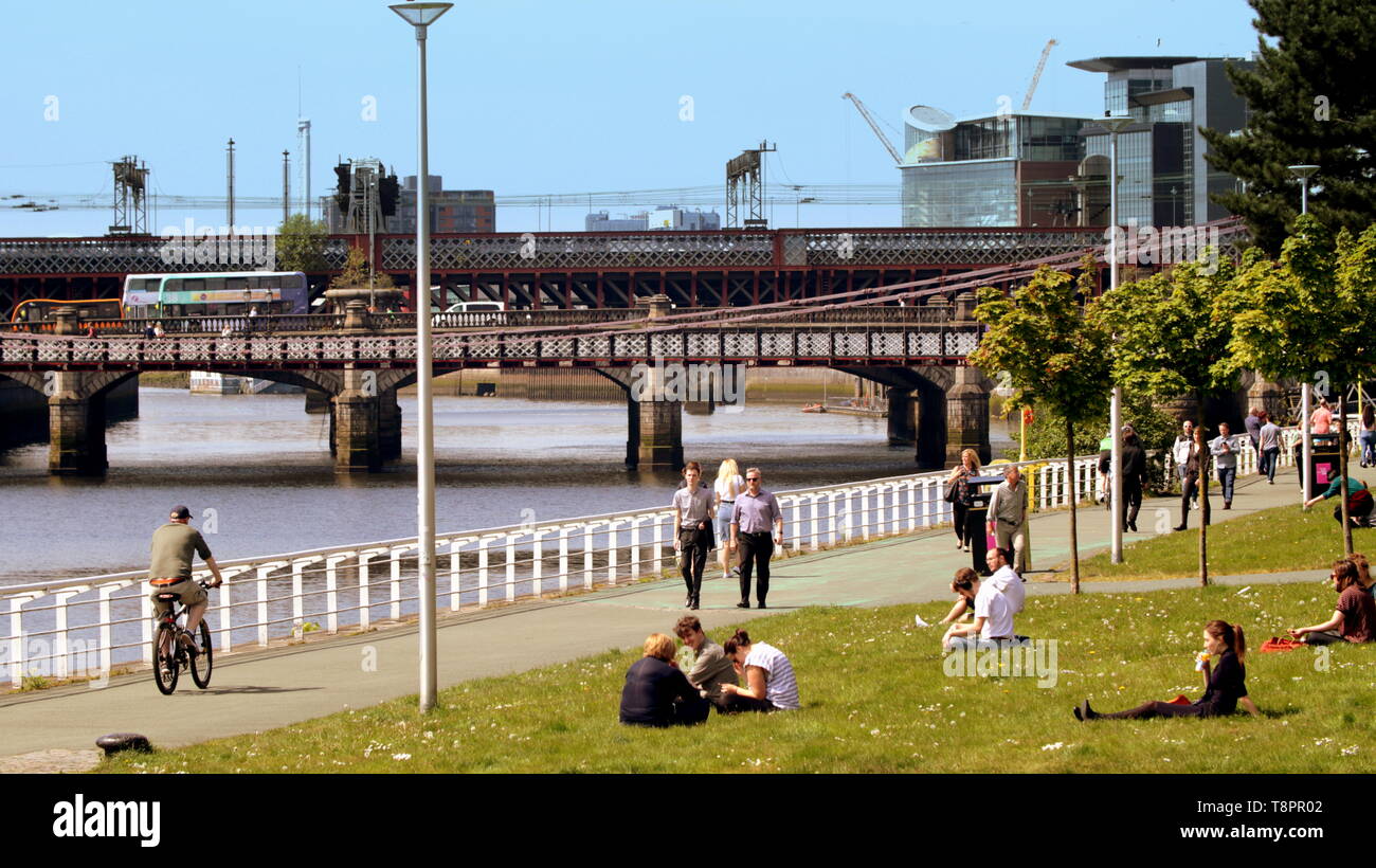 Glasgow, Scotland, Regno Unito, 14 maggio 2019, UK Meteo. Sunny scorcher di una giornata in centro per la gente del posto e i turisti in quanto il pranzo sulla passerella clydeside dalle rive del fiume Clyde. Credito traghetto Gerard/Alamy Live News Foto Stock