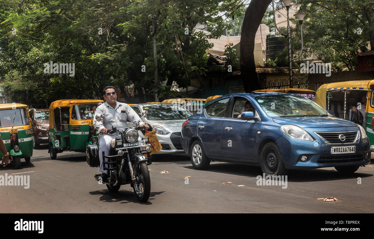 Kolkata, India. 14 Maggio, 2019. Indian pendolari viaggiare attraverso i veicoli in Kolkata, India, 14 maggio 2019. India del settore automobilistico ha continuato il suo percorso accidentato per il quinto mese consecutivo in aprile con il 20 percento di calo delle vendite di auto e calo del 16 percento dei due-wheeler vendite, rispetto allo stesso periodo dello scorso anno. Il drastico calo delle vendite è stato attribuito a diversi fattori tra cui spremere liquidità nel mercato, con un aumento di costo del carburante, i tassi di interesse e i costi di assicurazione che ha smorzato il sentimento dei consumatori. Credito: Tumpa Mondal/Xinhua/Alamy Live News Foto Stock