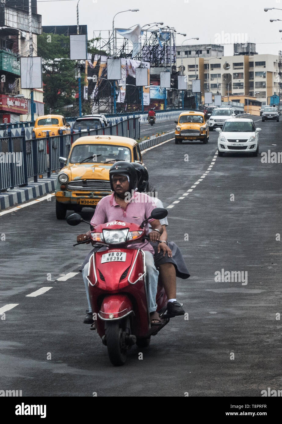 Kolkata, India. 14 Maggio, 2019. Indian pendolari viaggiare attraverso i veicoli in?Kolkata, India, 14 maggio 2019. India del settore automobilistico ha continuato il suo percorso accidentato per il quinto mese consecutivo in aprile con il 20 percento di calo delle vendite di auto e calo del 16 percento dei due-wheeler vendite, rispetto allo stesso periodo dello scorso anno. Il drastico calo delle vendite è stato attribuito a diversi fattori tra cui spremere liquidità nel mercato, con un aumento di costo del carburante, i tassi di interesse e i costi di assicurazione che ha smorzato il sentimento dei consumatori. Credito: Tumpa Mondal/Xinhua/Alamy Live News Foto Stock