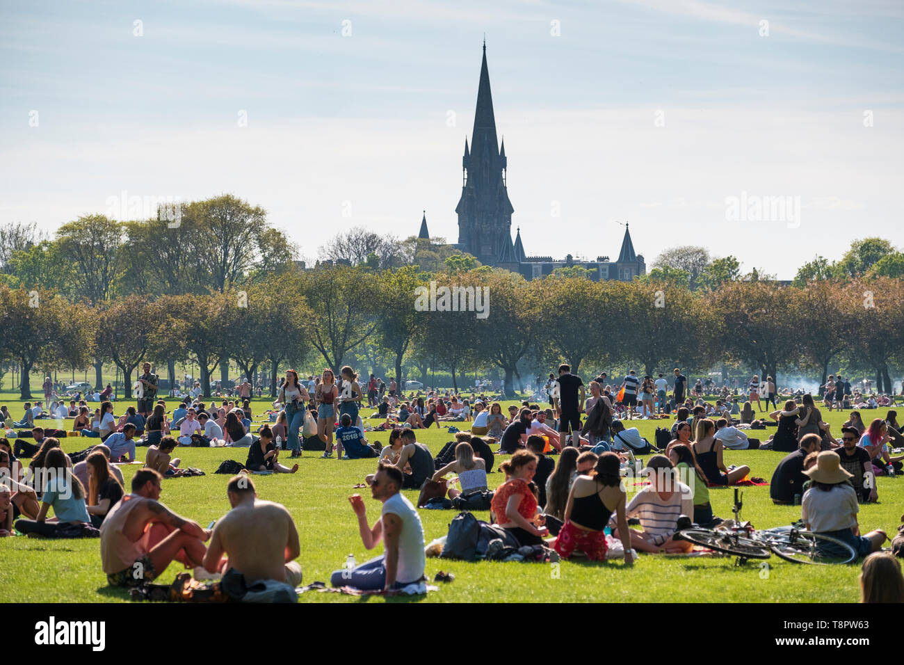 Edimburgo, Scozia, Regno Unito. 14 maggio 2019. Caldo e soleggiato meteo nella capitale ha portato centinaia di persone verso i prati Park nel pomeriggio per godersi il sole. Il parco è adiacente all'Università di Edimburgo e sembrava che la maggior parte della folla erano studenti prendendo una pausa dallo studio per gli esami futuri Credito: Iain Masterton/Alamy Live News Foto Stock