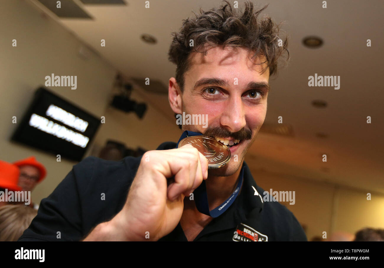 Berlino, Germania. 14 Maggio, 2019. Pallavolo: Bundesliga, il finale di stagione celebrazione BR Volleys. Kyle Russell morde la sua medaglia. Credito: Andreas Gora/dpa/Alamy Live News Foto Stock