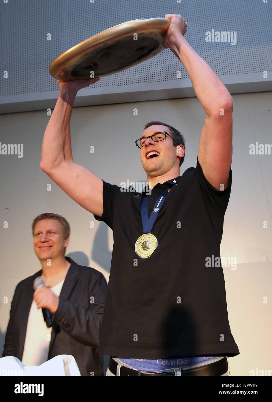 Berlino, Germania. 14 Maggio, 2019. Pallavolo: Bundesliga, il finale di stagione celebrazione BR Volleys. Sebastian Kühner contiene fino al campionato ciotola. Credito: Andreas Gora/dpa/Alamy Live News Foto Stock