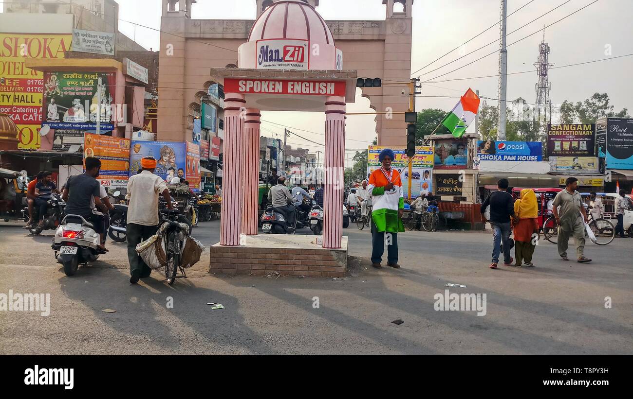 14 maggio 2019 - Patiala Punjab, India - un sostenitore del indiano del Partito del Congresso si vede tenendo un party bandiera durante una campagna elettorale nel distretto di Patiala del Punjab..L'2019 Indian elezione generale si terrà nel Punjab il 19 maggio 2019, rendendo la settima e ultima fase delle elezioni generali. (Credito Immagine: © Saqib Majeed/SOPA immagini via ZUMA filo) Foto Stock