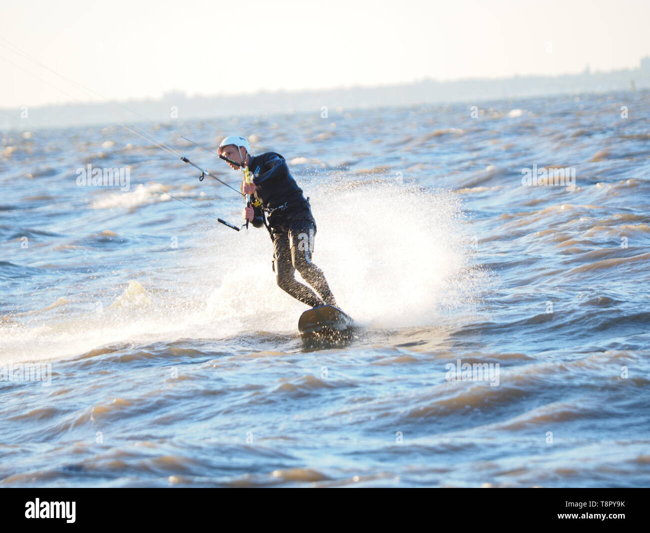 Cattedrale sul mare, Kent, Regno Unito. 14 Maggio, 2019. Regno Unito Meteo: un kitesurfer gode di condizioni soleggiate appena prima del tramonto in Cattedrale sul mare, Kent. Credito: James Bell/Alamy Live News Foto Stock