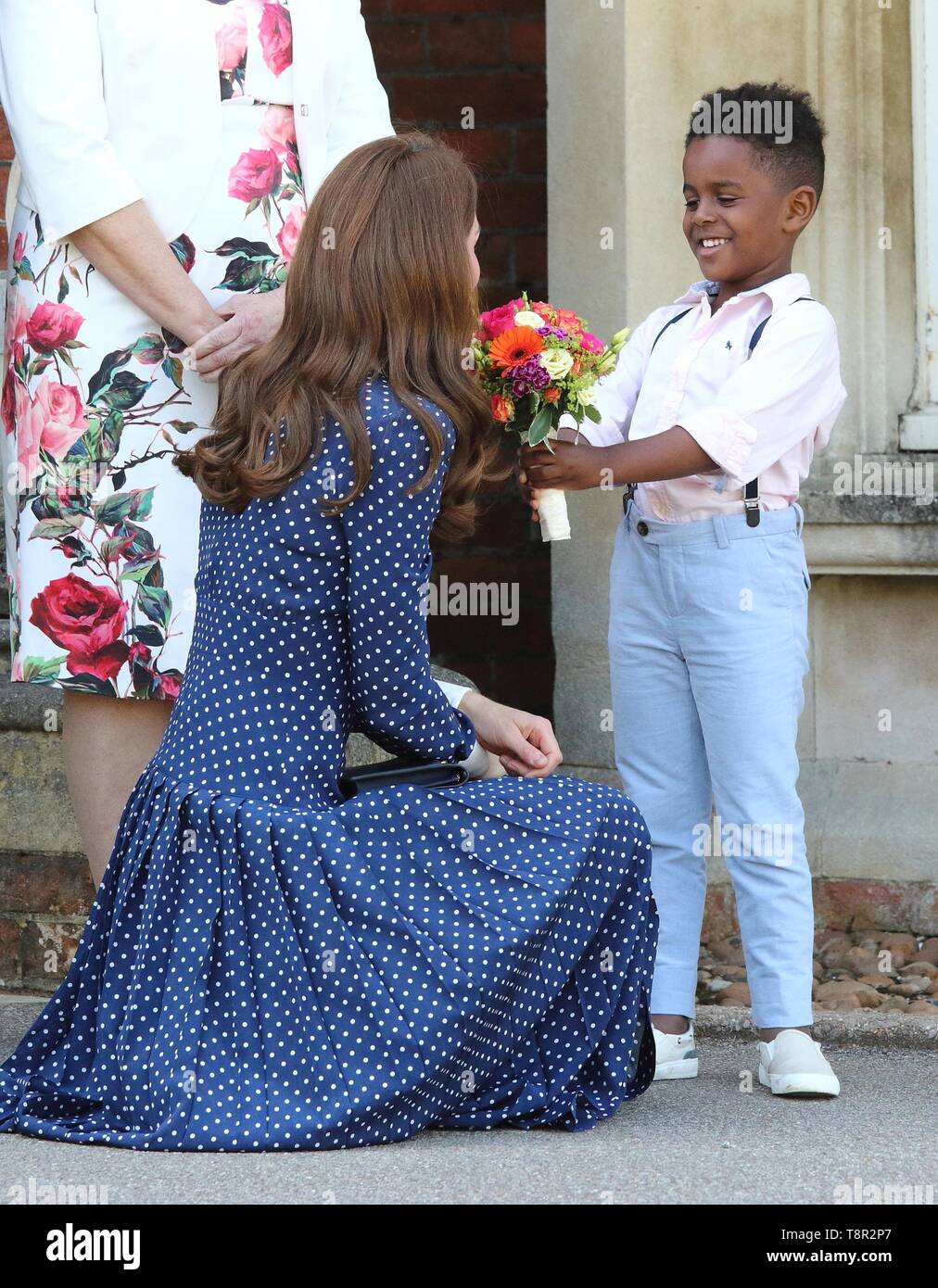 Kate Middleton, duchessa di Cambridge visto che gli viene data una posy di fiori da Lawson Bischoff come lei termina la sua visita il D-Day in mostra a Bletchley Park, Inghilterra. Foto Stock