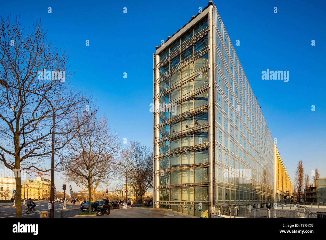 Francia, Parigi, Istituto del Mondo Arabo (IMA), progettato dagli architetti Jean Nouvel e Studio di Architettura Foto Stock