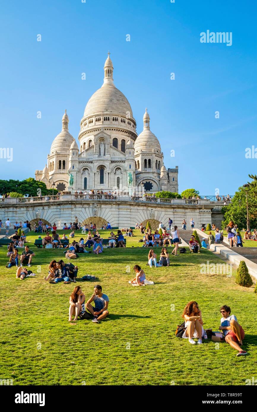 Francia, Parigi, Butte Montmartre e il Sacré Coeur Foto Stock