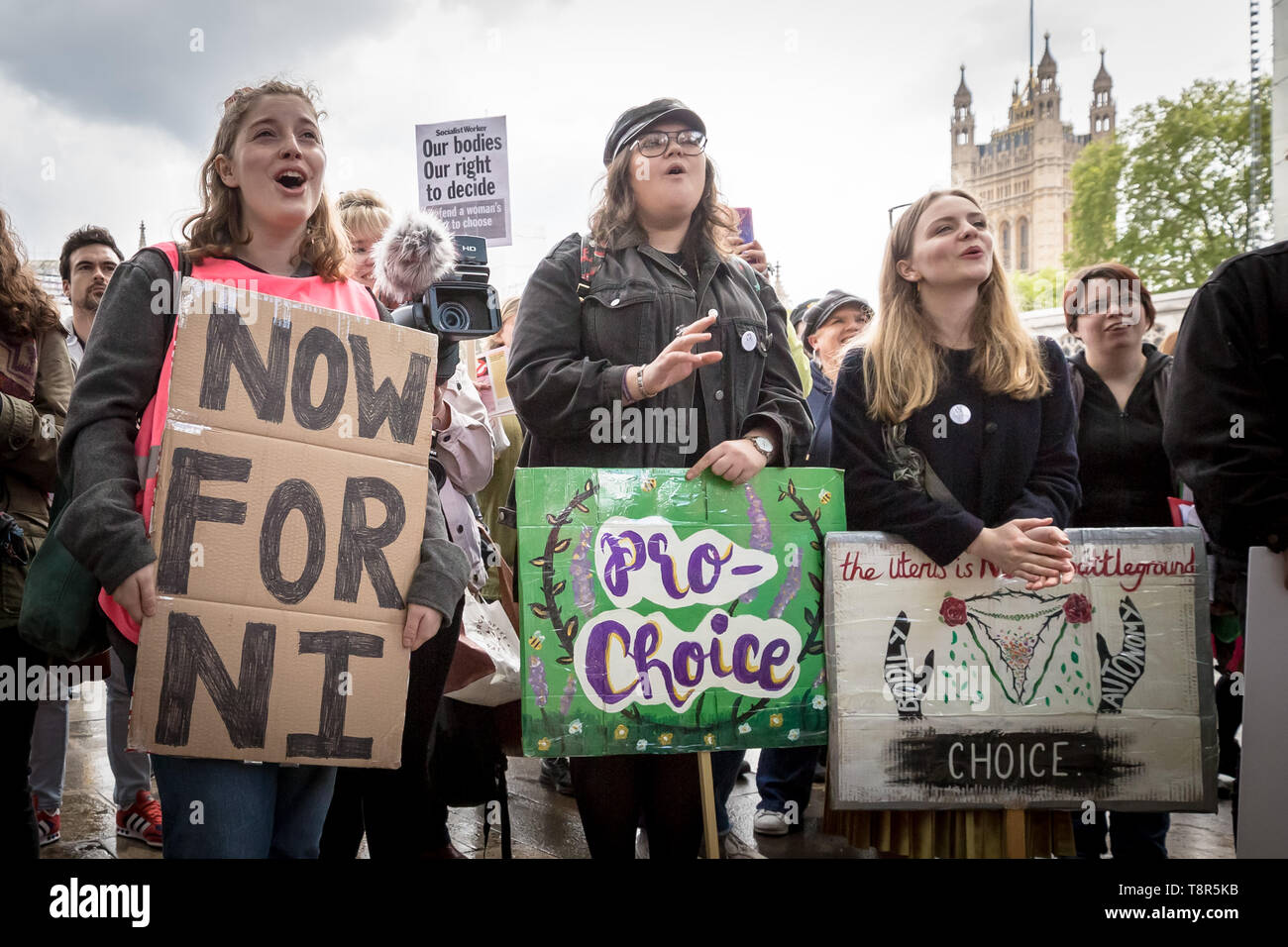 Donna Pro-Choice gruppi tra cui suor sostenitore, l aborto diritti UK e medici per scelta UK opporsi anti-abortionist manifestanti di Westminster. Foto Stock