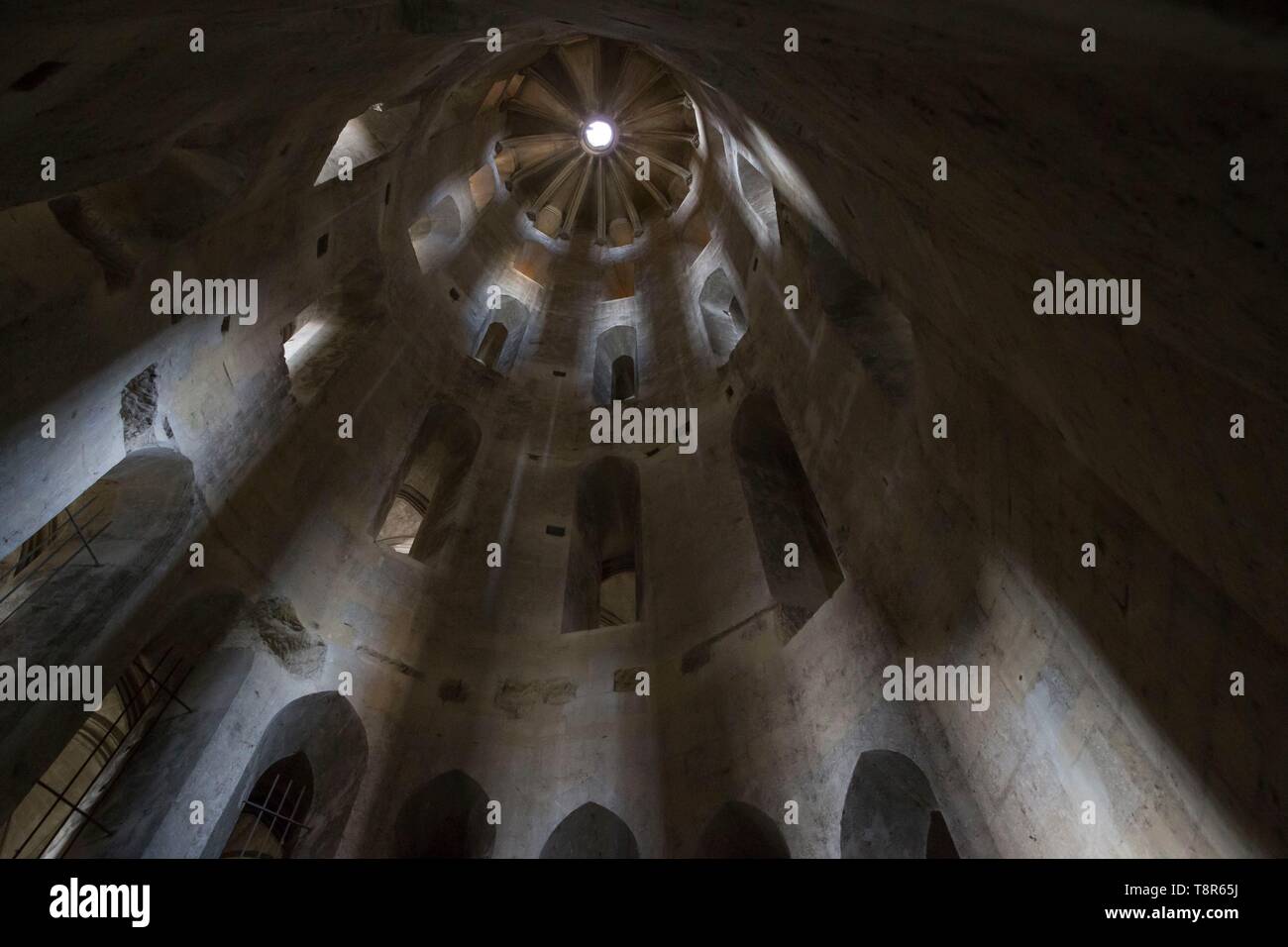 Francia, Indre et Loire, la Valle della Loira sono classificati come patrimonio mondiale dall' UNESCO, Amboise, castello di Amboise, il nucleo cavo della torre dei Minimes del castello di Amboise intorno al quale i rotoli alla rampa di accesso dalla città al giardino del castello Foto Stock