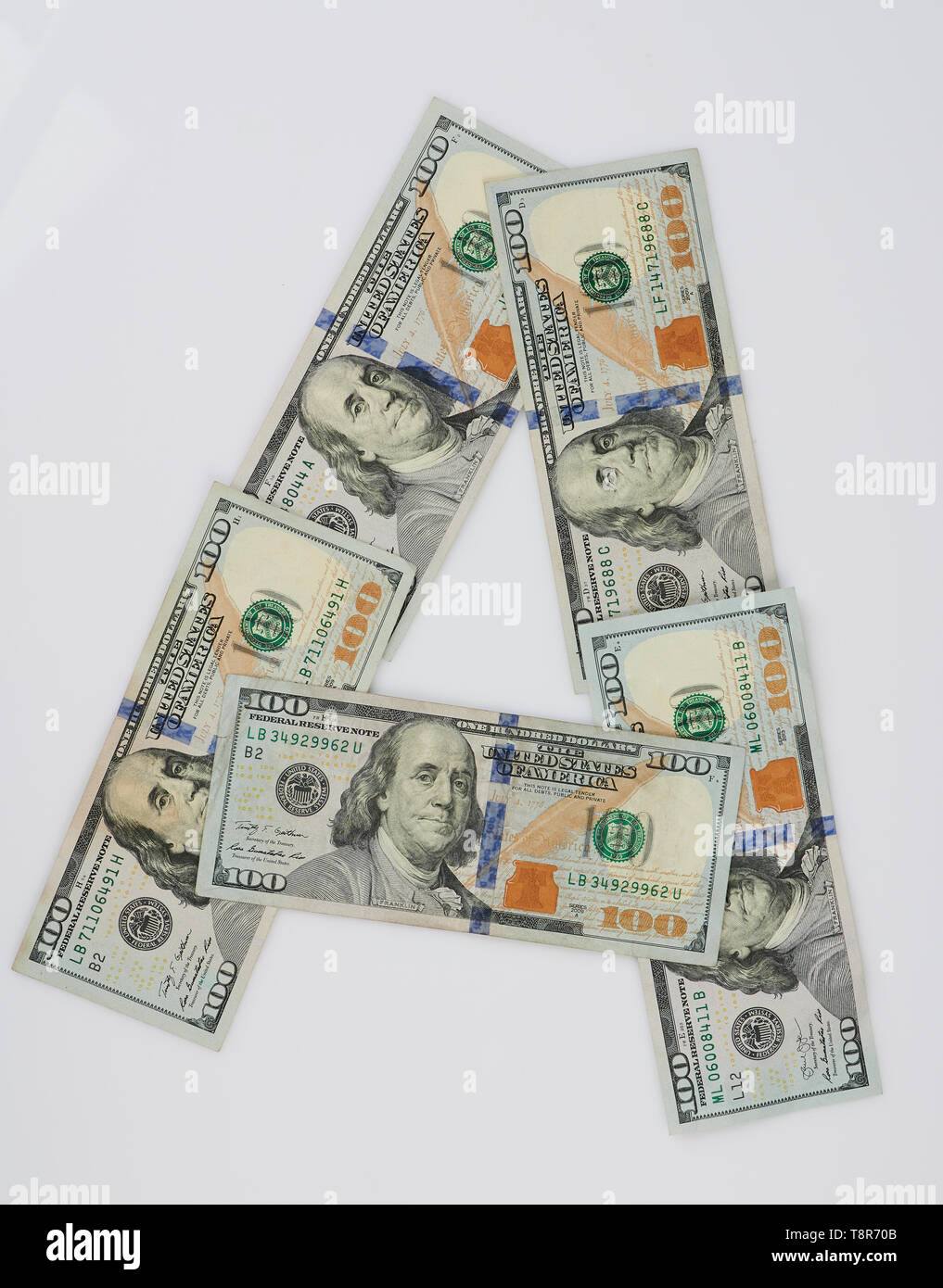 Una lettera fatta dal dollaro isolati su sfondo bianco Foto Stock
