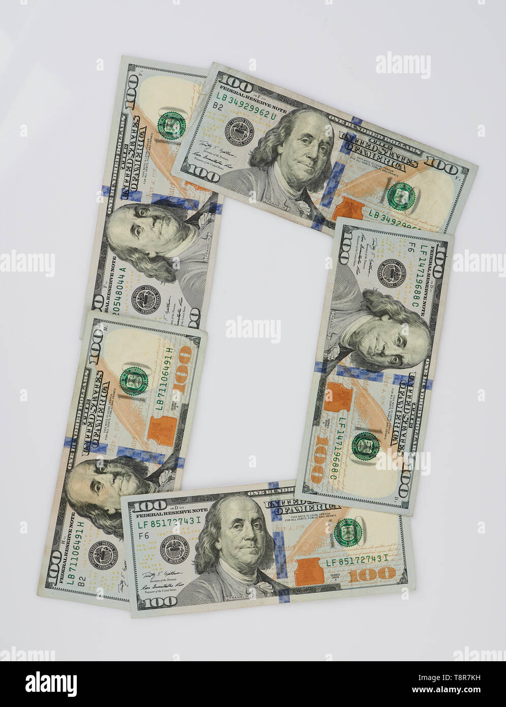 D lettera fatta dal dollaro isolati su sfondo bianco Foto Stock