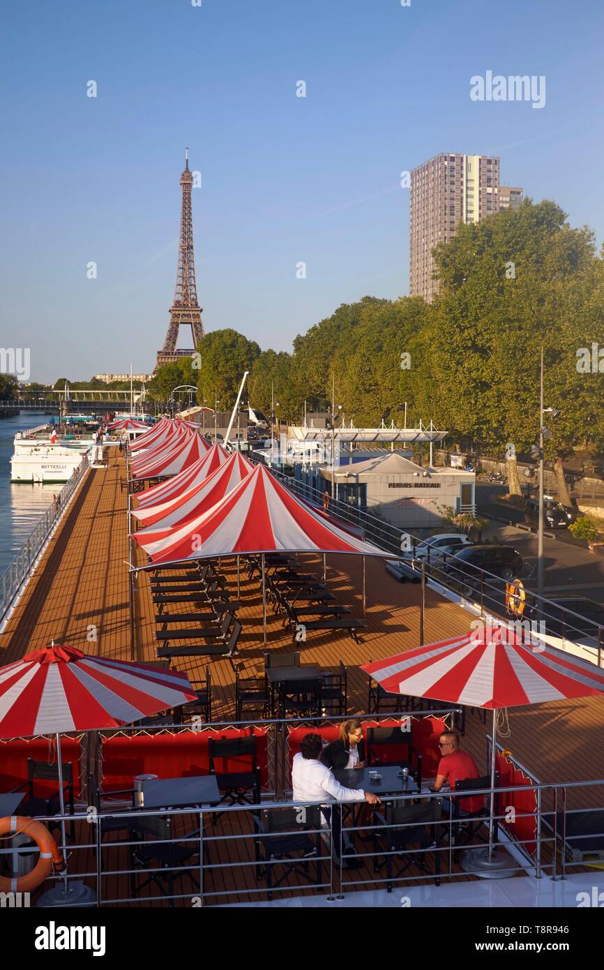 Francia, Parigi, le rive della Senna, edifici di Front de Seine e la Torre Eiffel, ans la nave di crociera : S.S. La Joie de Vivre Foto Stock