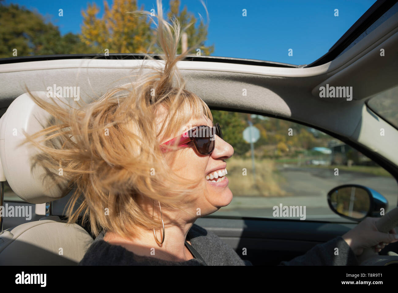 Una donna alla guida di una cabriolet in Columbia River Gorge. Foto Stock