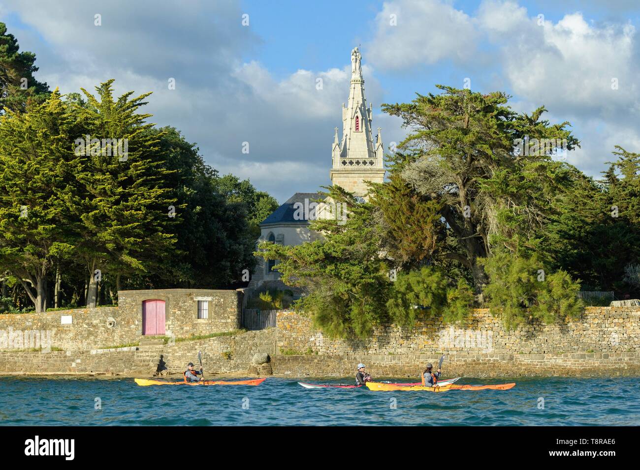 Francia, Morbihan, Arradon, canoë kayak viaggio nel Golfo di Morbihan, cappella Saint-Joseph in background Foto Stock