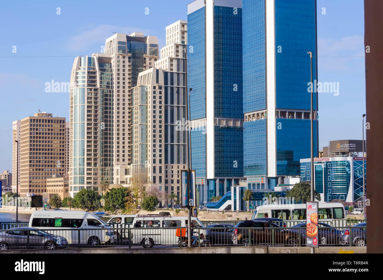 Grattacieli moderni lungo la Corniche del nilo di fronte all'isola di gezira, traffico sul ponte al Cairo Egitto, Foto Stock