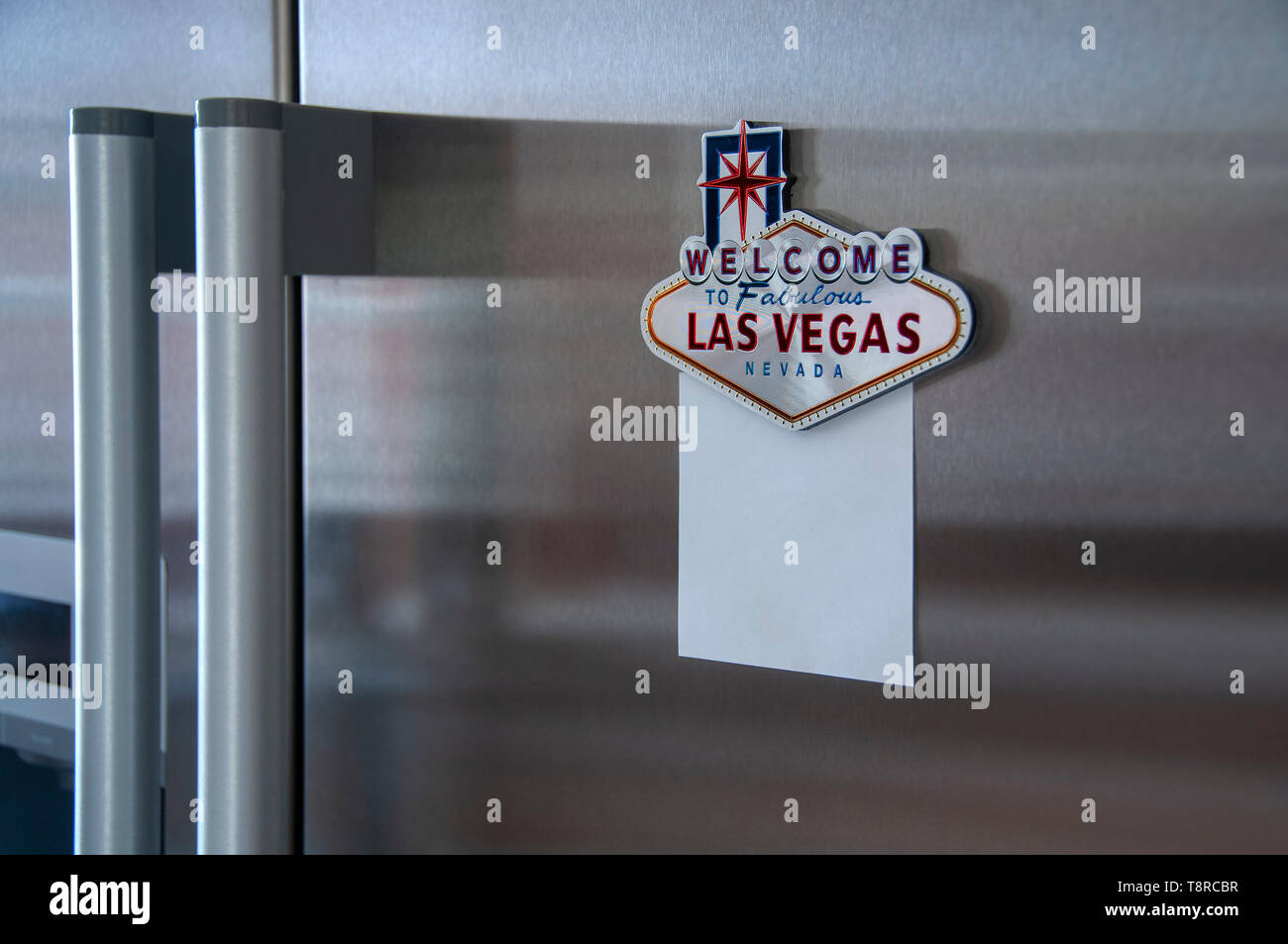 Las Vegas frigo magnete con vuoto notelet attaccato su un moderno in acciaio inox frigo Foto Stock