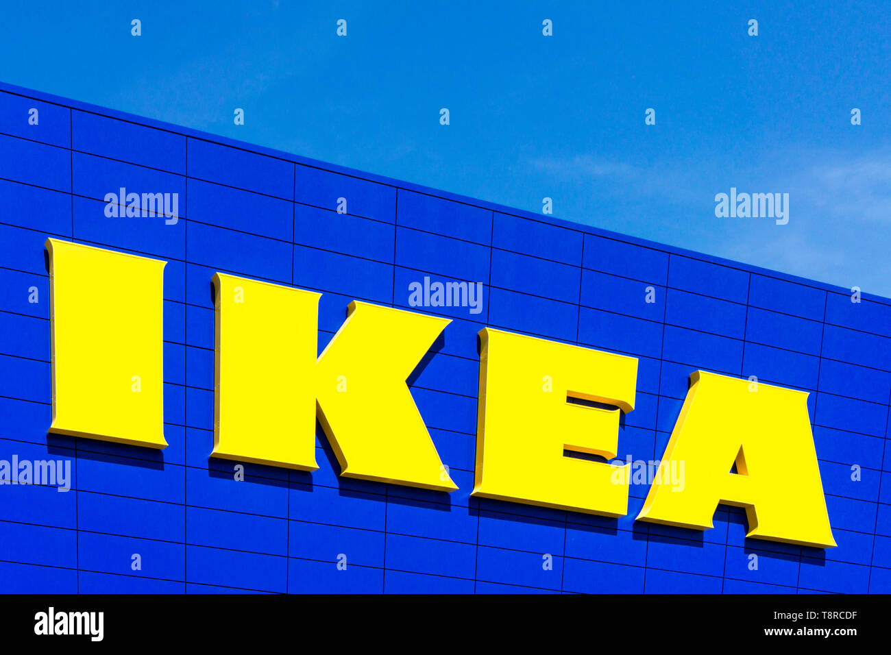Grande giallo IKEA segno del logo sul lato dell'edificio blu. Foto Stock