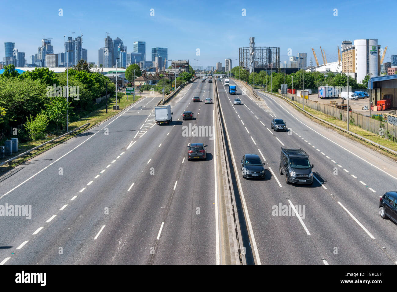 A102 Blackwall Tunnel approccio del sud di Londra. Vista di N e tunnel con sviluppo di Isle of Dogs a sinistra. Foto Stock