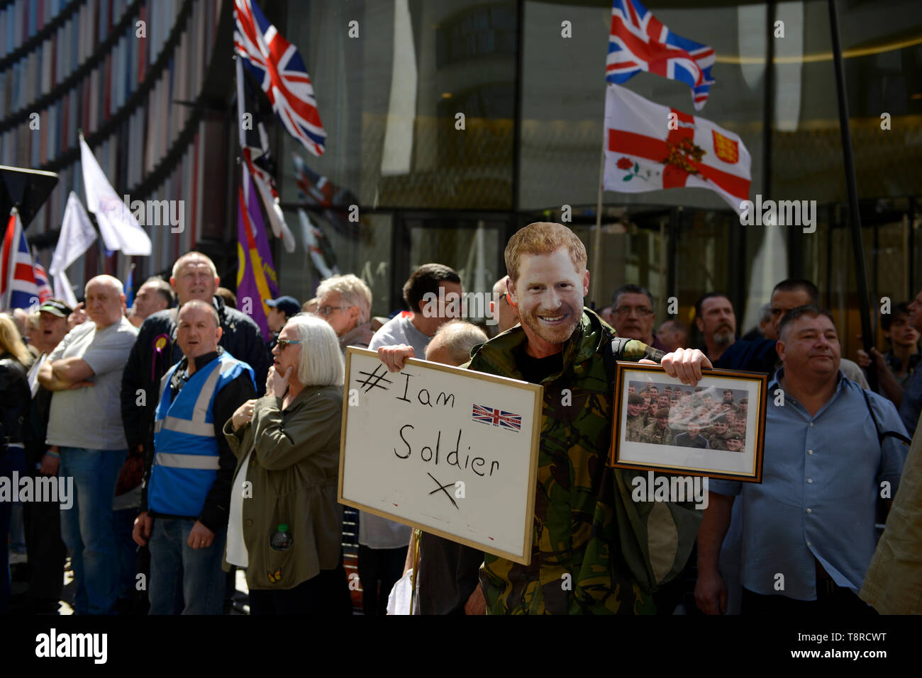 Tommy Robinson sostenitore indossando un principe Harry maschera visto holding cartelloni al di fuori del Vecchio Bailey prima dell'udienza. La destra leader Tommy Robinson, il cui vero nome è Stephen Yaxley-Lennon, frequentato l Alta Corte di disprezzo più recente audizione. Pro Tommy Robinson manifestanti radunati fuori il vecchio Bailey, mentre Yaxley-Lennon, aka Robinson ha parlato. La destra leader Tommy Robinson, il cui vero nome è Stephen Yaxley-Lennon, frequentato l Alta Corte di disprezzo più recente audizione. Pro Tommy Robinson manifestanti radunati fuori il vecchio Bailey, mentre Yaxley-Lennon, aka Robinson ha parlato. Foto Stock