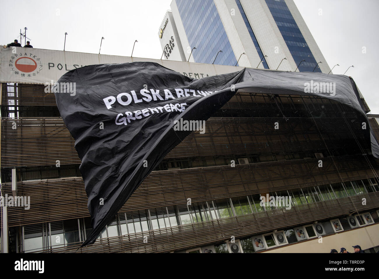 I vigili del fuoco si vede sul tetto dell'edificio il taglio al grande foglio nero appeso dagli attivisti di Greenpeace. La sede di diritto e giustizia (PIS) partito e la Piattaforma Civica (PO) partito sono state coperte con un enorme fogli nera con la scritta "Polonia senza carbone 2030" dal polacco attivisti di Greenpeace che protestavano contro ignorando la crisi climatica dai maggiori partiti polacchi. Foto Stock