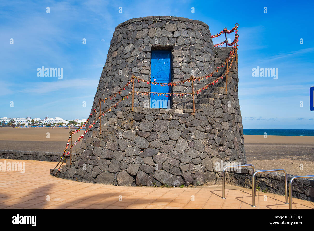 LANZAROTE, Isole canarie, Spagna - 15 Aprile 2019: vecchia torre in pietra / vista dell'Oceano Atlantico e cielo blu / matrimonio si blocca sul mancorrente della sta Foto Stock