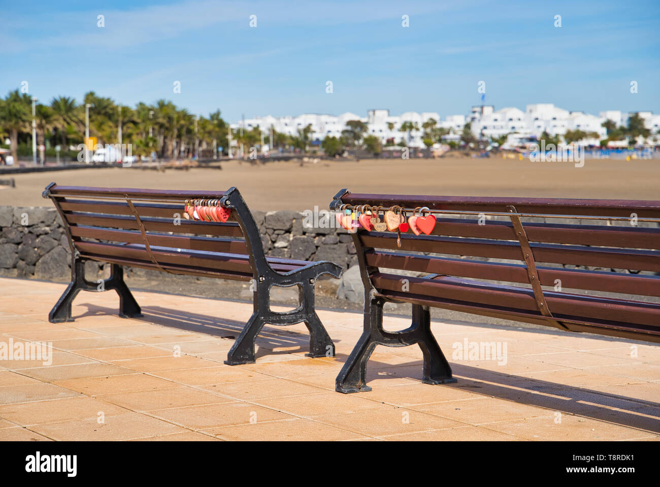 LANZAROTE, Isole canarie, Spagna - 15 Aprile 2019: nozze si blocca sui banchi. Panchine sul litorale. Foto Stock
