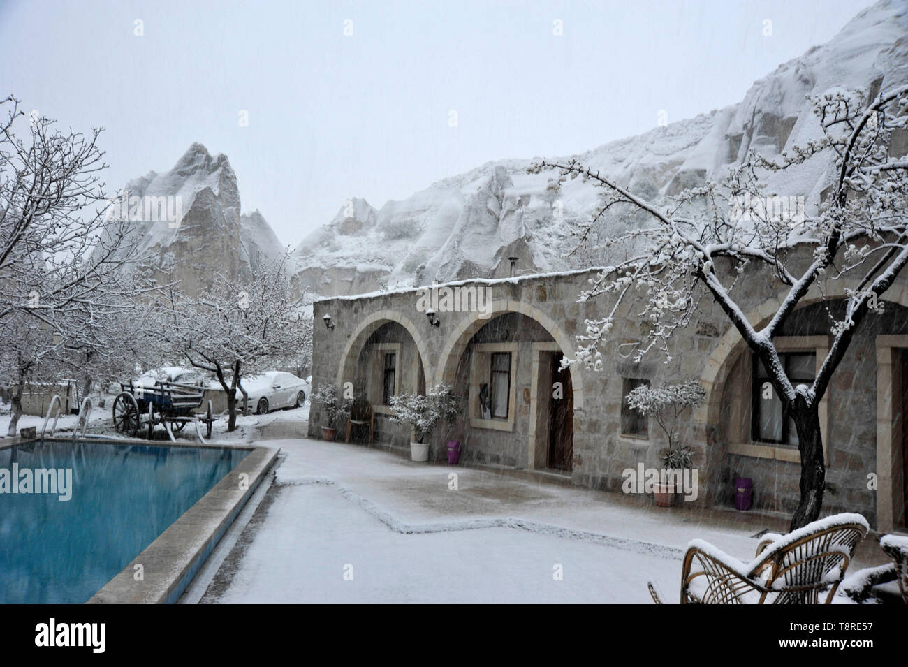 Un piccolo hotel in Cappadocia con una piscina in inverno a Goreme, Turchia. Foto Stock