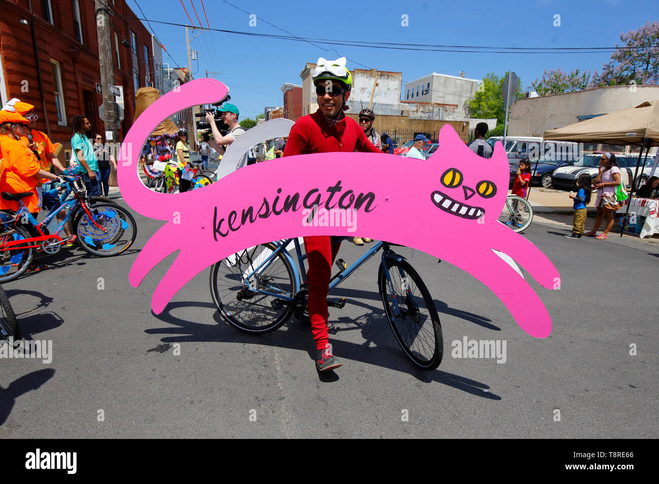 Un partecipante con una rosa flying cat adornata bicicletta nel 2019 Kensington scultura cinetica Derby, Philadelphia, PA (11 maggio 2019) Foto Stock