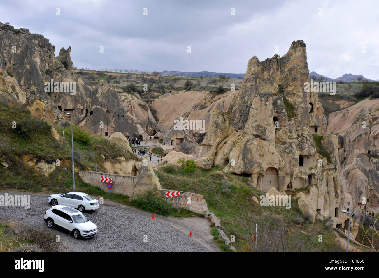 Vetture su strada tortuosa attraverso insolite formazioni geologiche in Cappadocia, Turchia Foto Stock