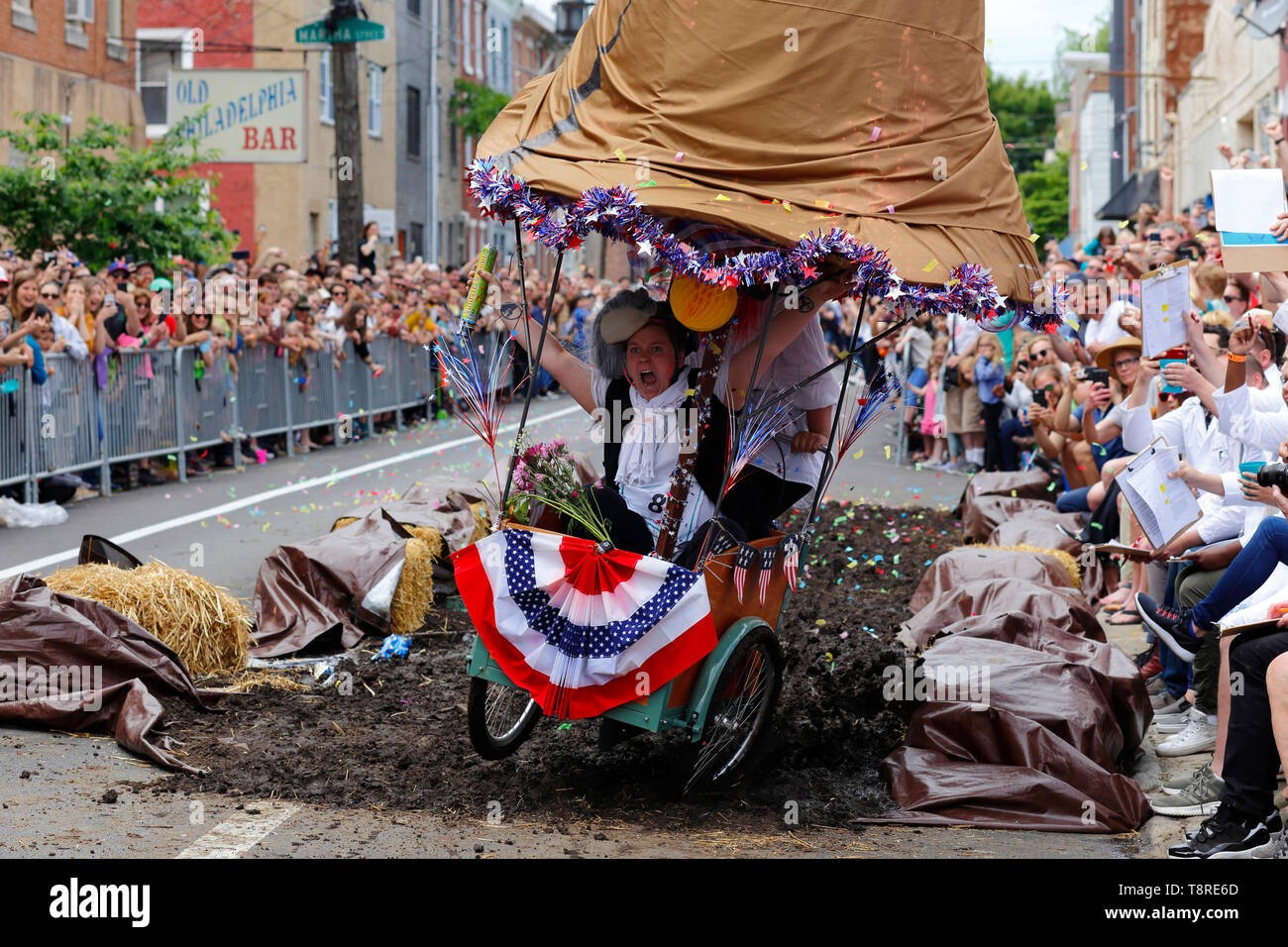I partecipanti sono vicini al traguardo di un percorso a ostacoli mentre la  loro bici d'arte collassa sotto di loro 2019 Kensington Kinetic Sculpture  Derby a Philadelphia Foto stock - Alamy