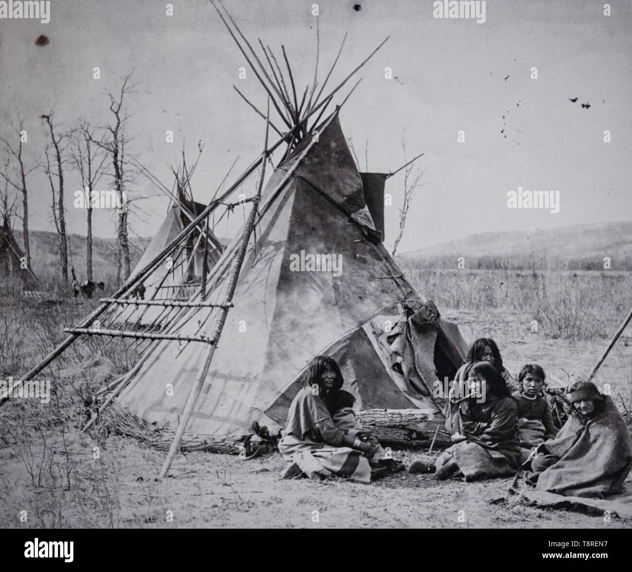 Vintage foto di un Tsuut'ina famiglia davanti a loro teepee. Southern Alberta Canada circa 1886 - 1890 Foto Stock