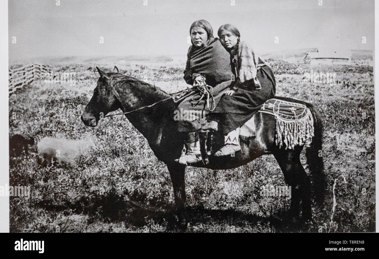 Foto d'epoca di Tsuut'ina le donne a cavallo. Southern Alberta Canada 1887 Foto Stock