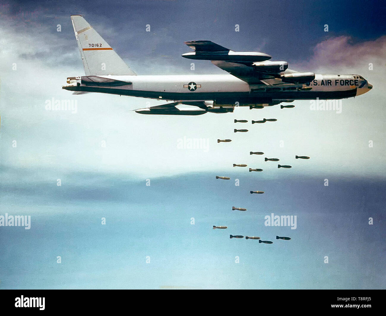 Un U.S. Air Force Boeing B-52F-70-BW Stratofortress (n/s 57-0162, soprannominato "Casper il simpatico fantasma') dal 320ala bomba caduta Mk 117 750 lb (340 kg) bombe su Vietnam. Foto Stock