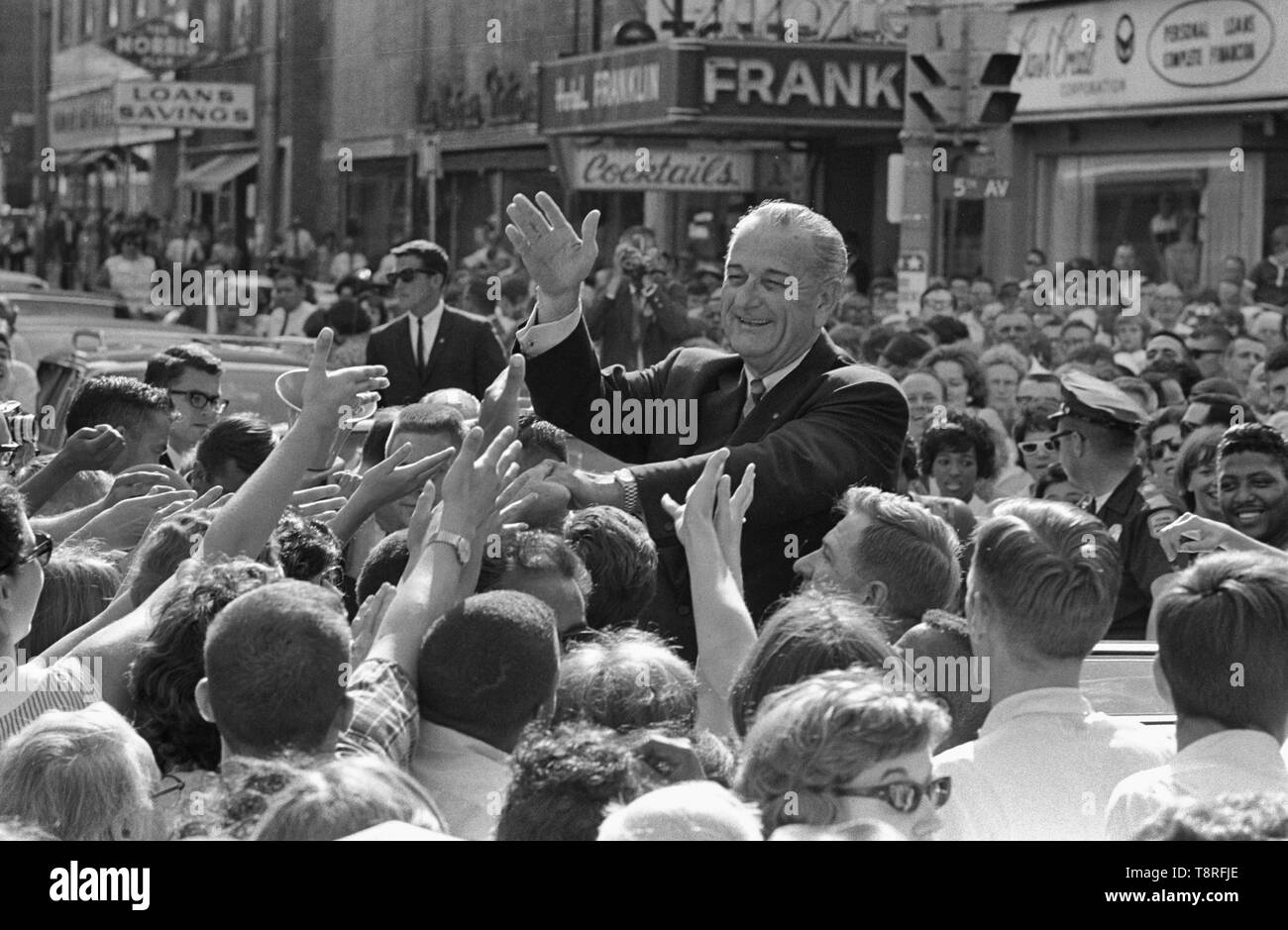 Il presidente Lyndon B. Johnson scuote le mani con i membri della folla. Giugno 30, 1966 Foto Stock