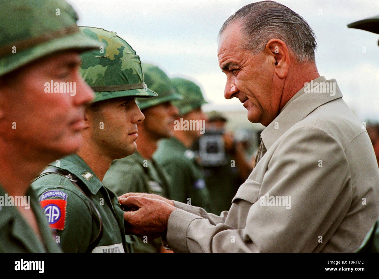 Il presidente Lyndon B. Johnson awards la traversa di servizio distinto per primo tenente Marty A. martello, in Vietnam.Ottobre 26, 1966 Foto Stock