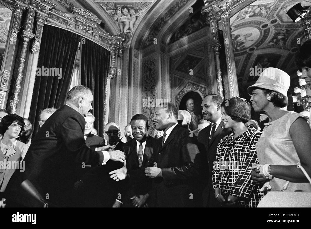 Il presidente Lyndon B. Johnson soddisfa con Martin Luther King Jr. presso la firma della maggioranza dei diritti di voto atto di 1965, 6 Agosto 1965 Foto Stock