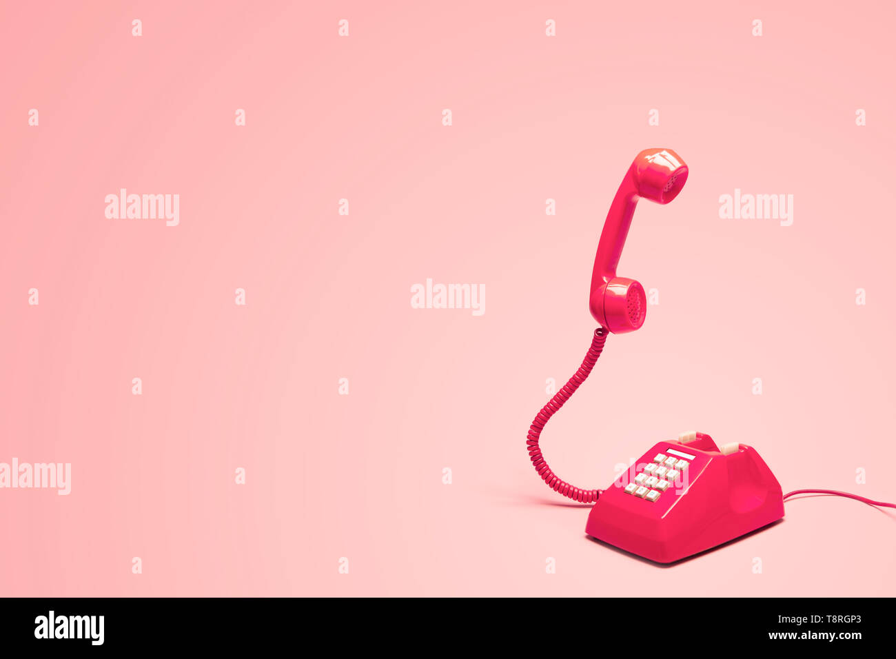 Retrò telefono rosa sul retro sfondo rosa, Pop art o in stile vintage Foto Stock