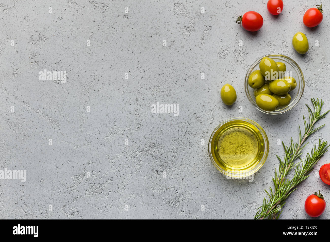 Olio d'oliva, erbe e verdure composizione. Foto Stock