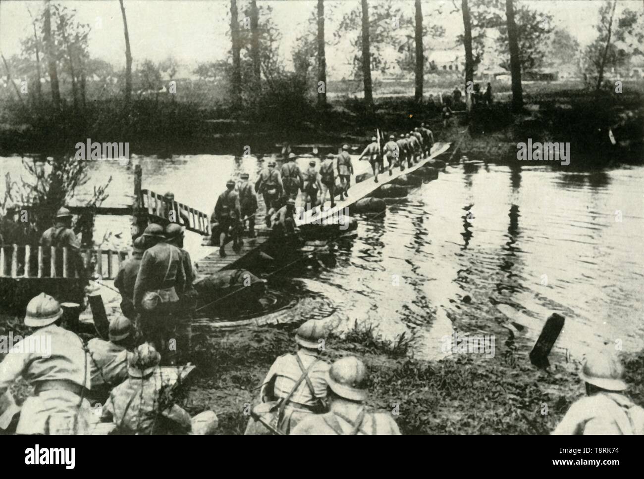 "Le truppe francesi che attraversa un fiume", (1919). Creatore: sconosciuto. Foto Stock