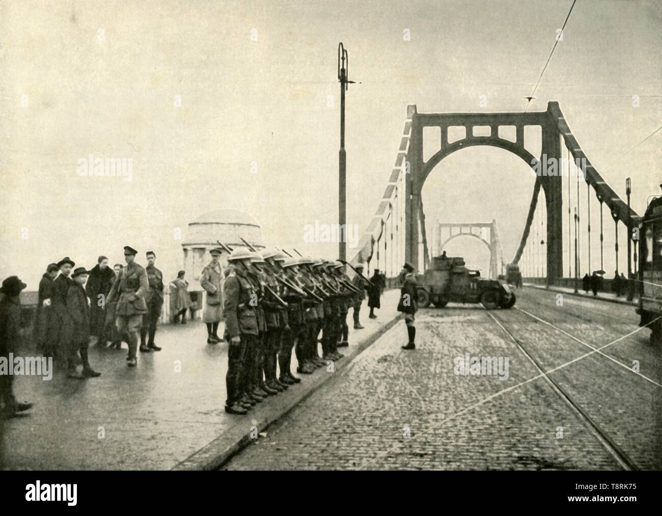 "Xviii ussari a guardia di un ponte sul Reno a Colonia", (1919). Creatore: sconosciuto. Foto Stock