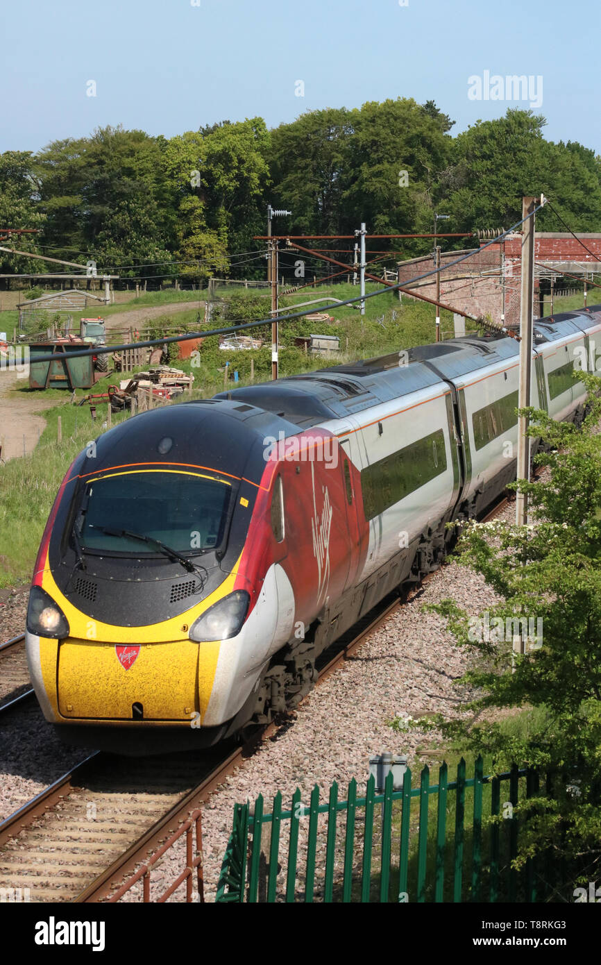 Vergine Costa Ovest Pendolino uem sulla linea principale della costa occidentale a Woodacre vicino a Garstang, Lancashire, Inghilterra, martedì 14 maggio 2019, da Glasgow a Londra in treno. Foto Stock