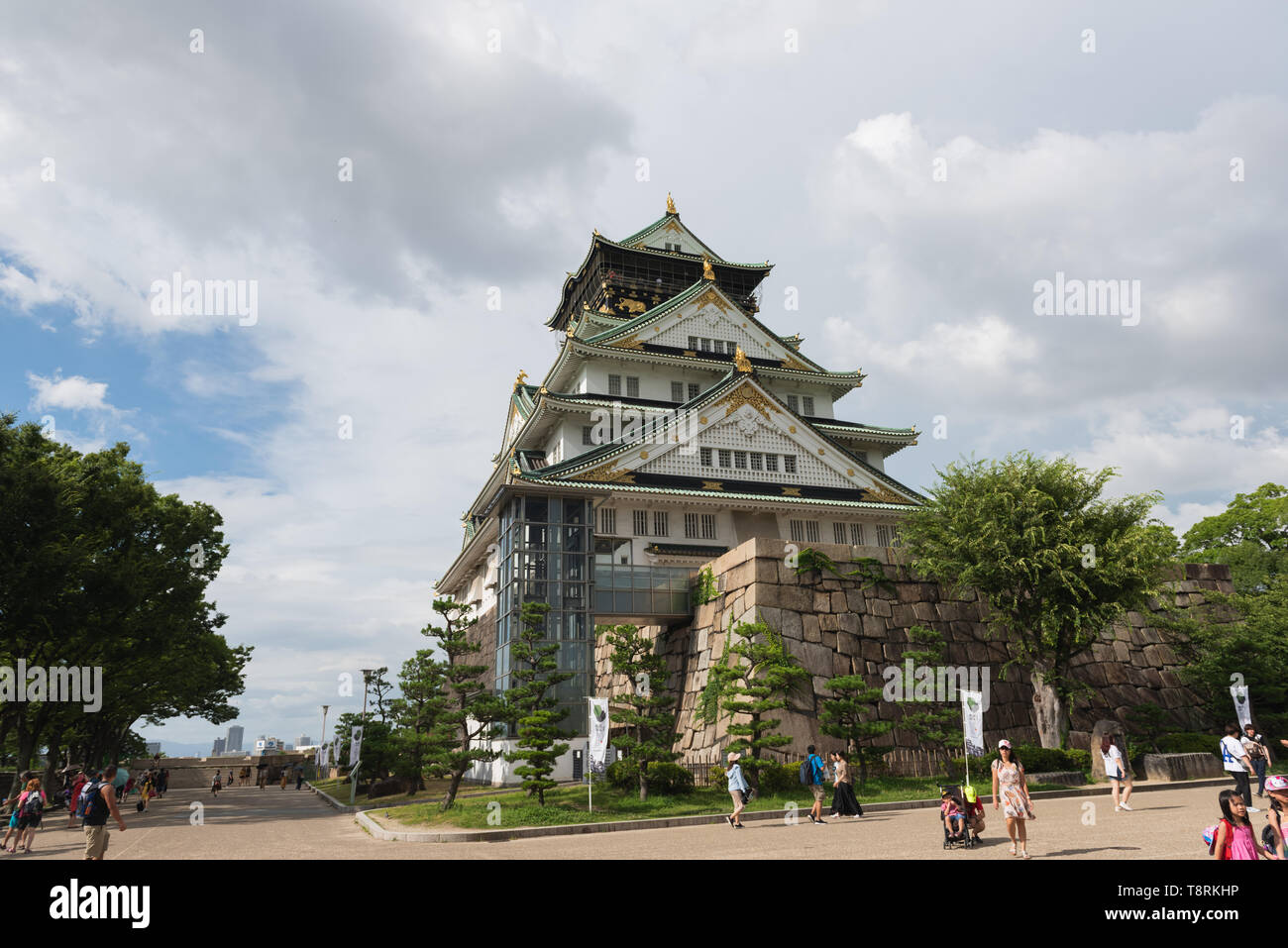 Il Castello di Osaka è un castello giapponese di Osaka in Giappone. Il castello è uno del Giappone più famosi luoghi di interesse di Osaka. Foto Stock