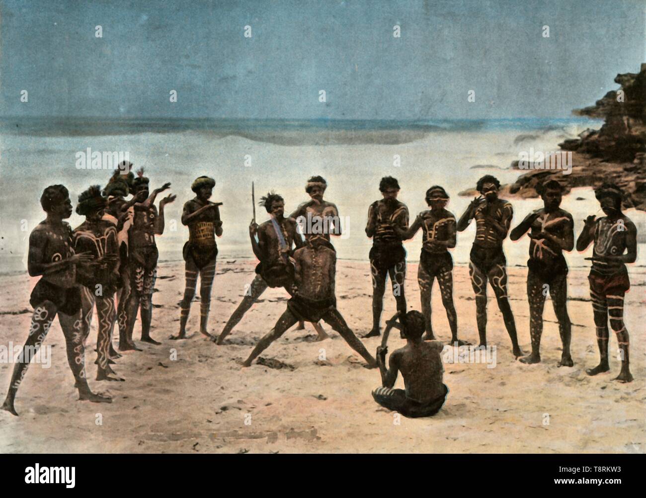 "Nouvelle-Guinee. Danse Des Papous Barioles', (Papua Nuova Guinea. Papua tribali di danza), 1900. Creatore: sconosciuto. Foto Stock