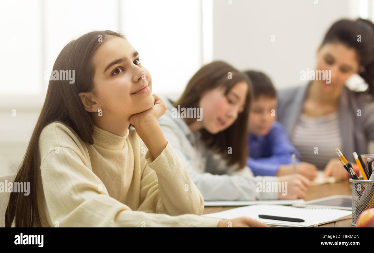 School girl fantasticando, seduti a lezione in aula Foto Stock