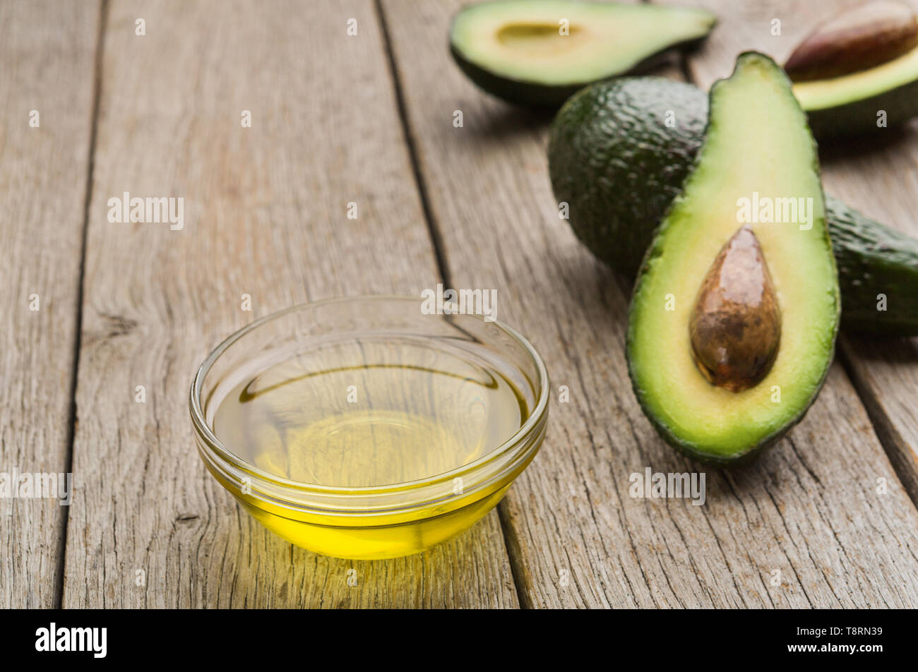 Mature fette di avocado e olio Foto Stock