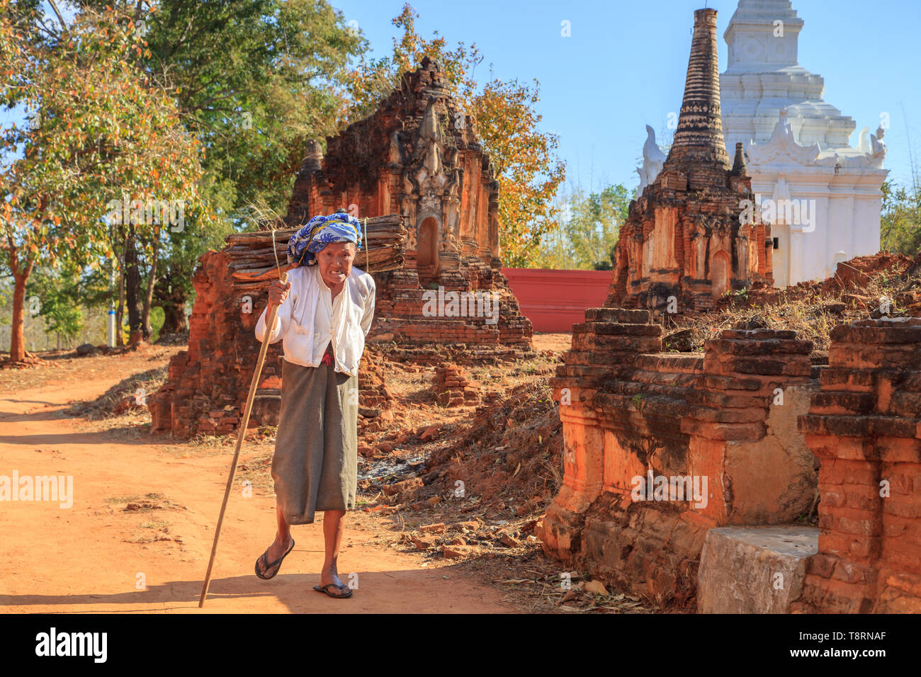 Un anziano passeggiate tra gli stupa in rovina (Indein) Foto Stock
