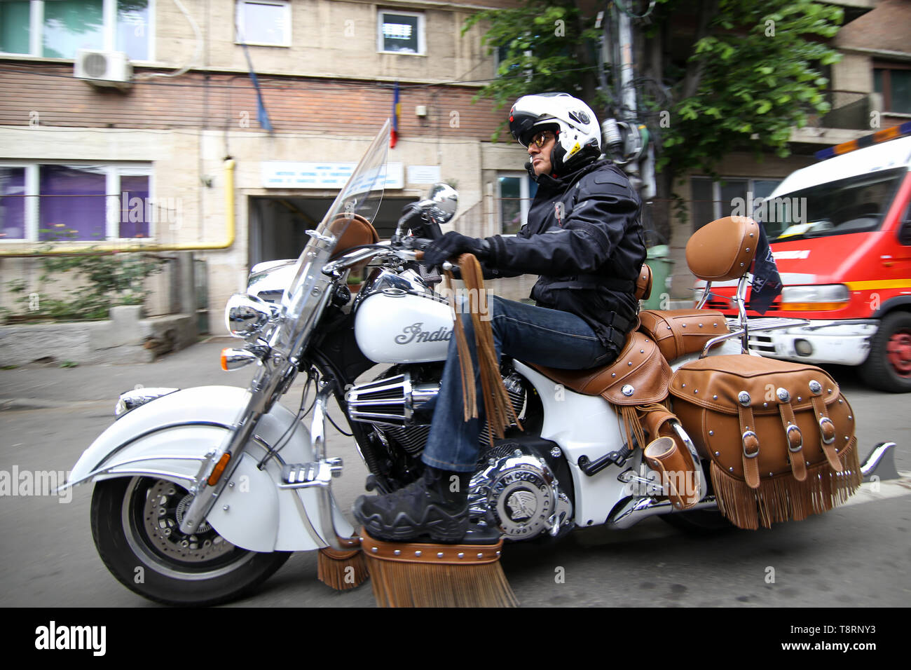 Bucarest, Romania - 14 Maggio 2019: Biker in sella ad una moto Indian. Foto Stock