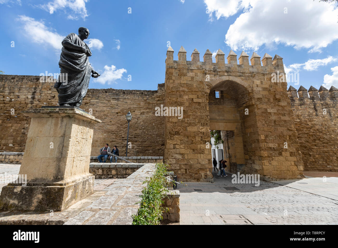 La statua del filosofo Lucius Annaeus Seneca il giovane di Amadeo Ruiz Olmos e Puerta de Almodóvar, mura romane, Cordoba, Andalusia, Spagna Foto Stock